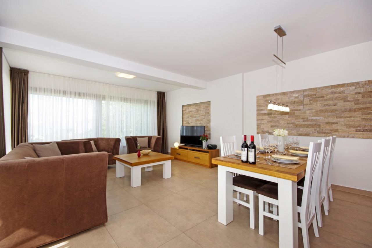 Vila Lucia Marea *