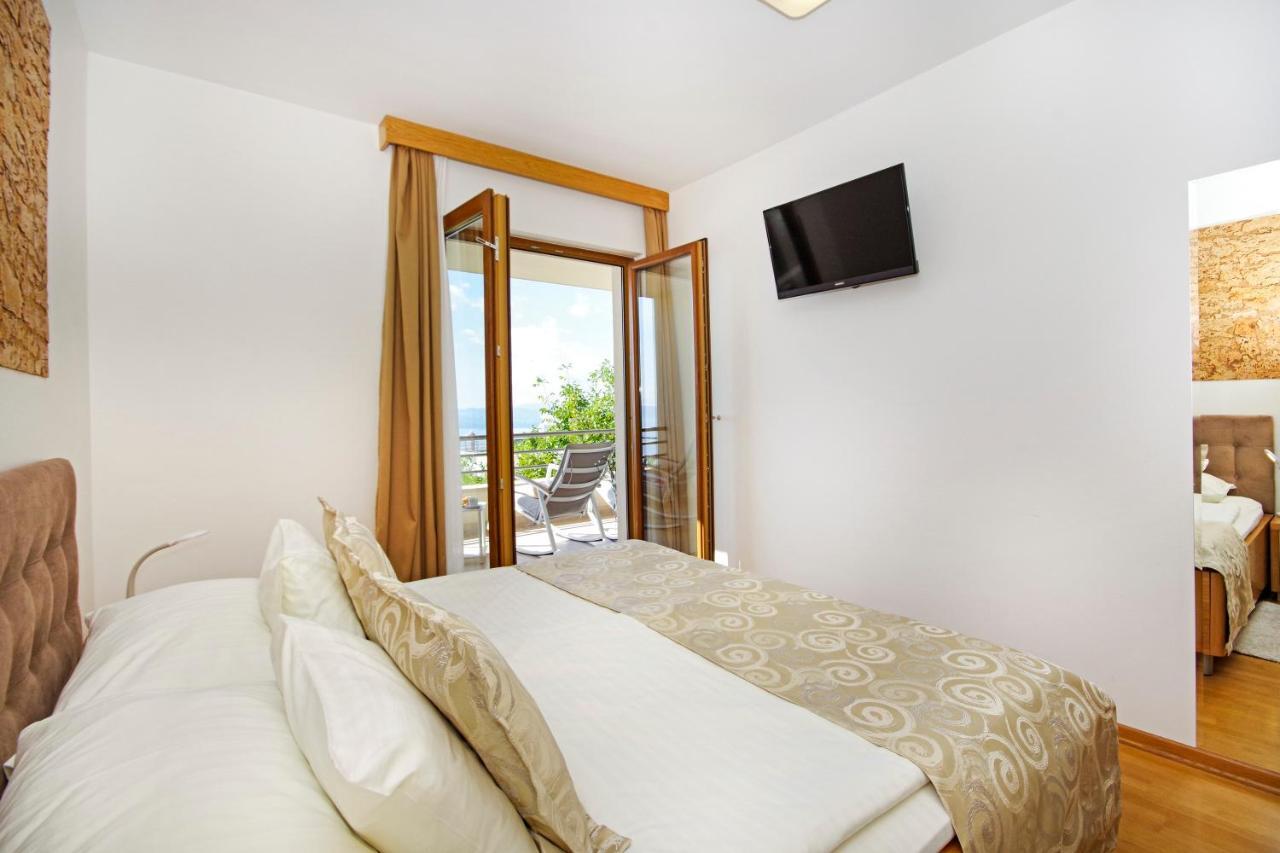 Vila Lucia Marea *